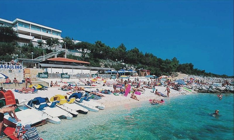 Rabac 007.jpg - A Girandella Hotel terasza, étterme és játéktermei.